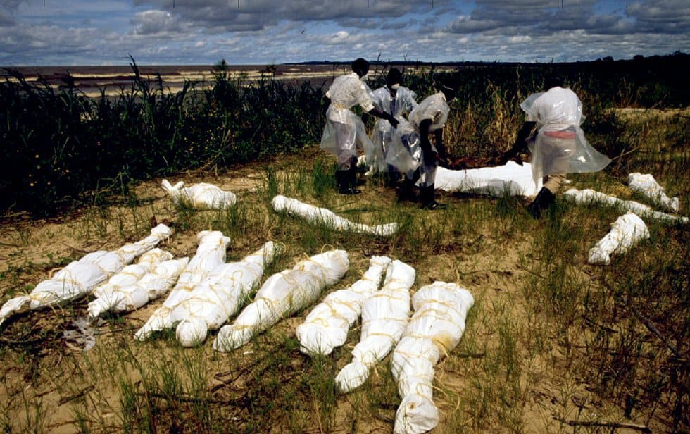 20-May-1994-Fishermen-pile-up-corpses-for-burial-at-Kasensero-village-in-Uganda.-The-bodies-we...jpg